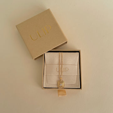 Colar Vibração ABRIL cor da pedra Cristal que representa Intensidade e Coragem