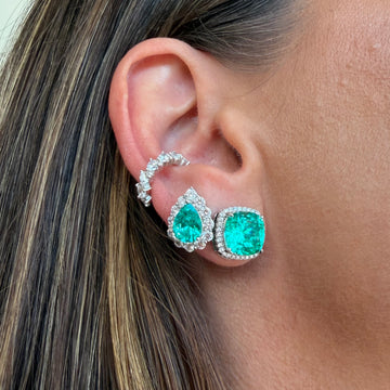Brinco gota paraiba entorno cravejado e banho de ródio branco