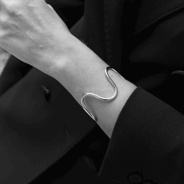 Pulseira bracelete ondulado com banho de ródio branco