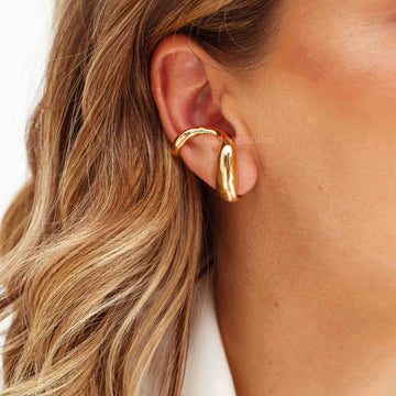 Brinco orgânico com piercing dourado