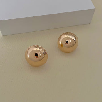 Brinco meia esfera lisa com banho de ouro 18k