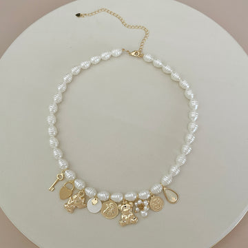Colar choker pérolas charms e banho de ouro 18k