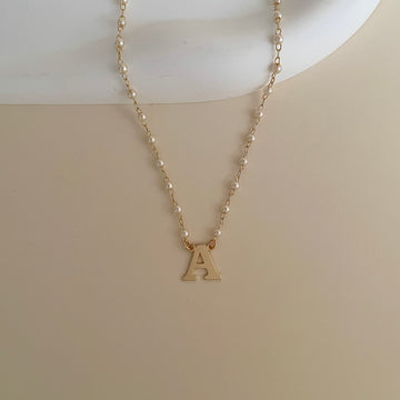 Colar pérola com letra lisa e banho de ouro 18k