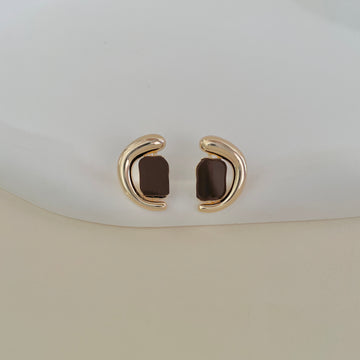 Brinco orgânico em forma de C com resina marrom e banho de ouro 18k
