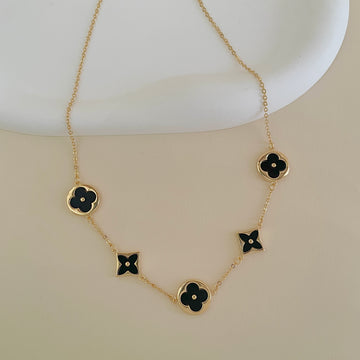 Colar inspired com resina preta com banho de ouro 18k