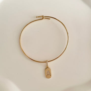 Pulseira com pingente letra com banho de ouro 18k