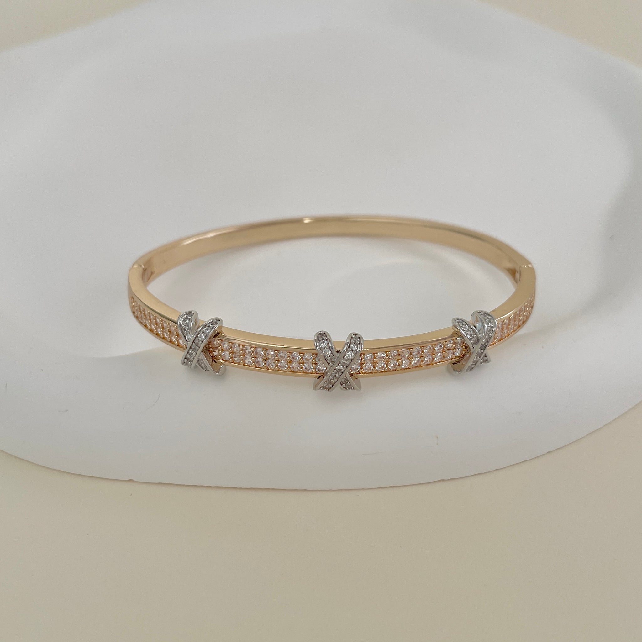 Pulseira bracelete com detalhe em x prateado e banho de ouro 18k