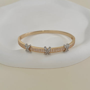 Pulseira bracelete com detalhe em x prateado e banho de ouro 18k