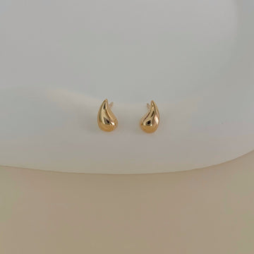Brinco mini gota lisa com banho de ouro 18k