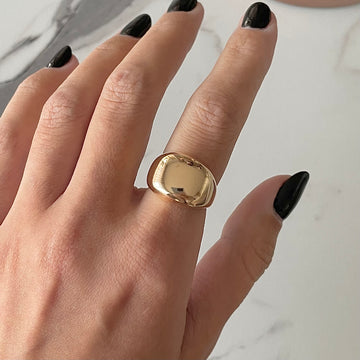 Anel liso abaloado quadrado dourado