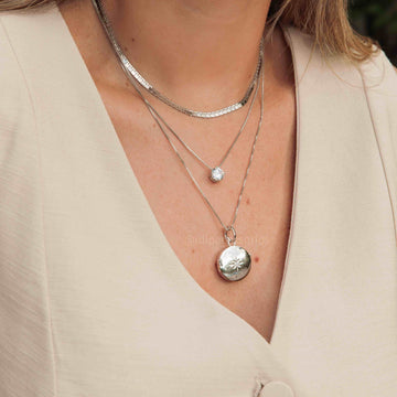 Colar relicário estrela ponto de luz com banho de ródio branco