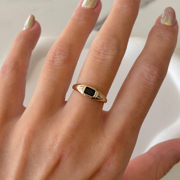 Anel com retângulo preto com banho de ouro 18k