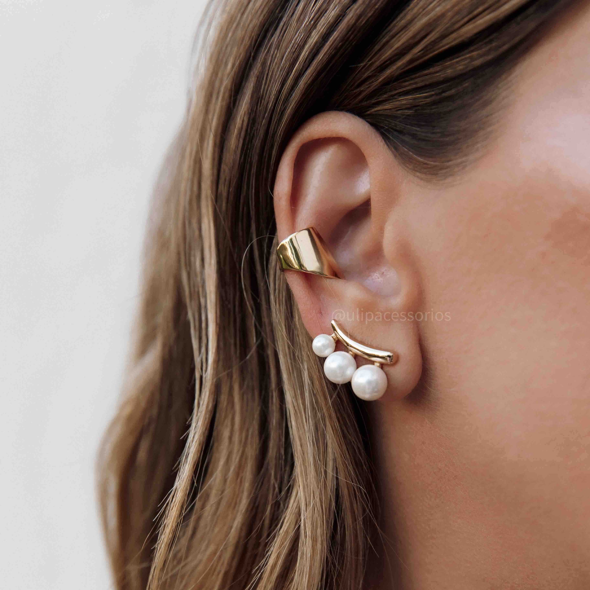 Brinco ear cuff de pérolas detalhe com banho de ouro 18k