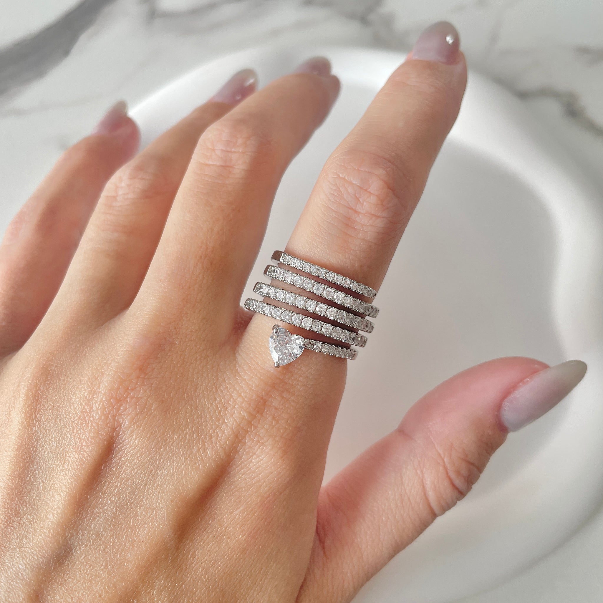 Anel linhas cravejadas e coração cristal LUXO com banho de ródio branco