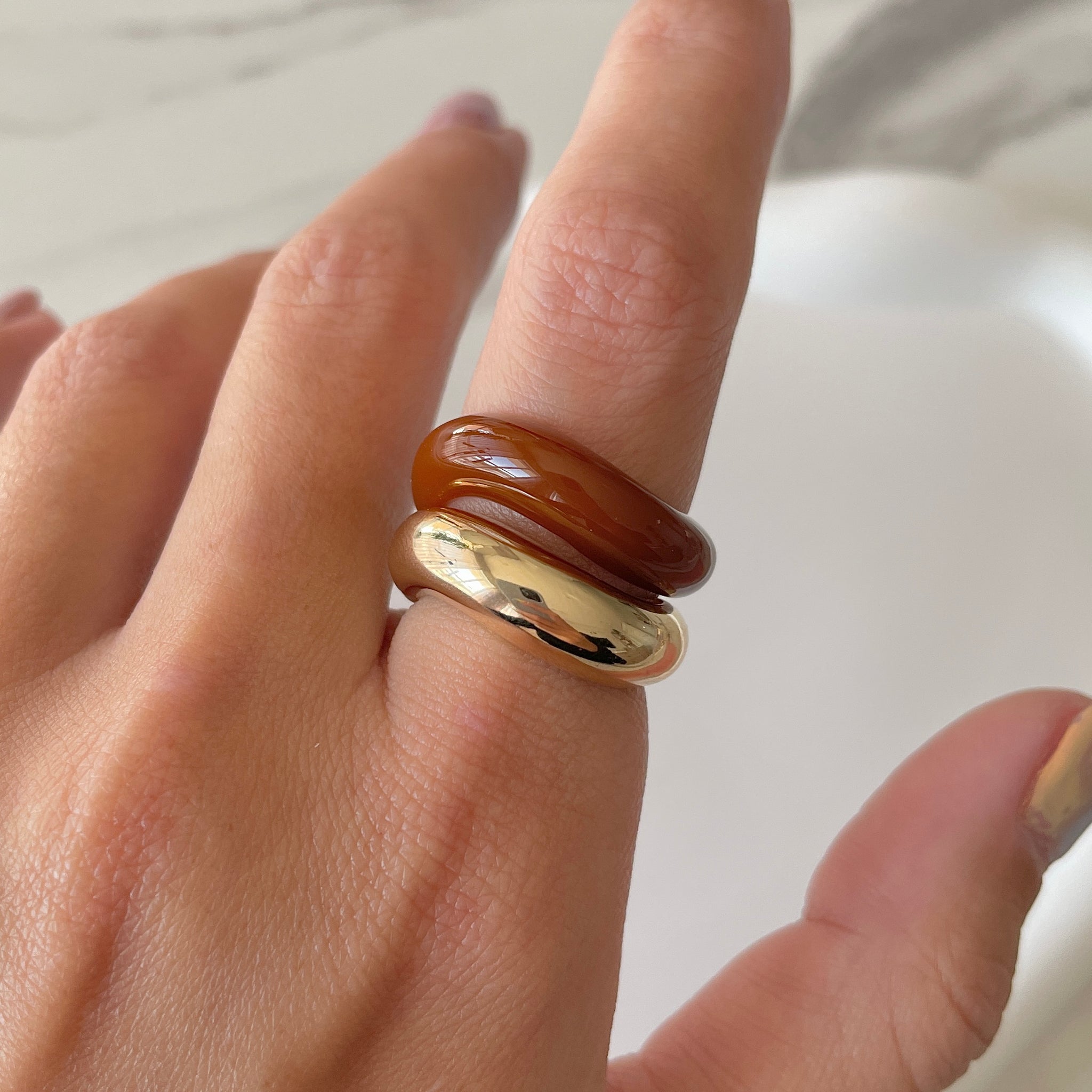 Anel duplo ondulado dourado e marrom com banho de ouro 18k