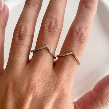 Anel V slim cravejado com banho de ródio branco