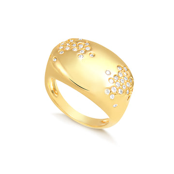 Anel oval abaloado com detalhes cravejados dourado