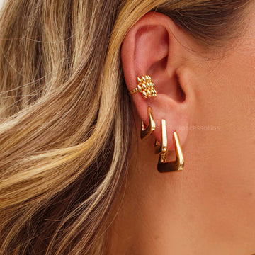 Brinco argola M Silvia triangular lisa com banho de ouro 18k