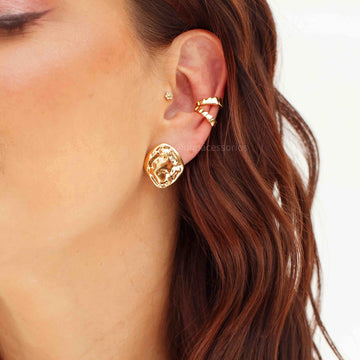 Brinco oval orgânico com banho de ouro 18k