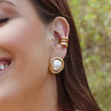 Brinco maxi pérola entorno torcido liso dourado