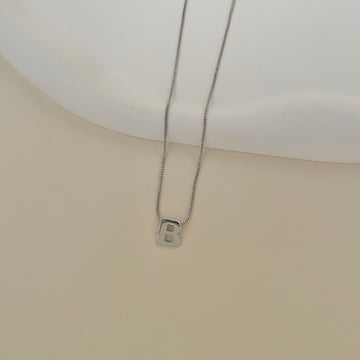 Colar letra lisa com banho de ródio branco