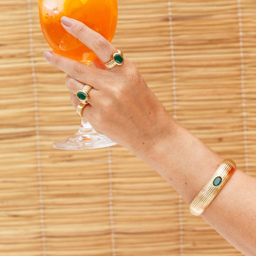 Pulseira bracelete frisado oval esmeralda dourada