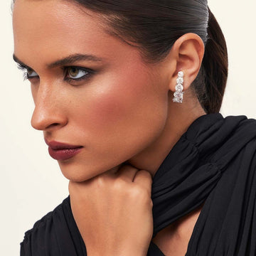 Brinco ear hook maxi zirconias Manu com banho de ródio branco
