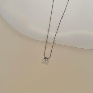 Colar letra lisa em ródio branco