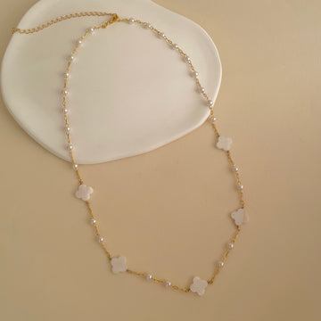 Colar trevo madrepérola com pérolas dourado