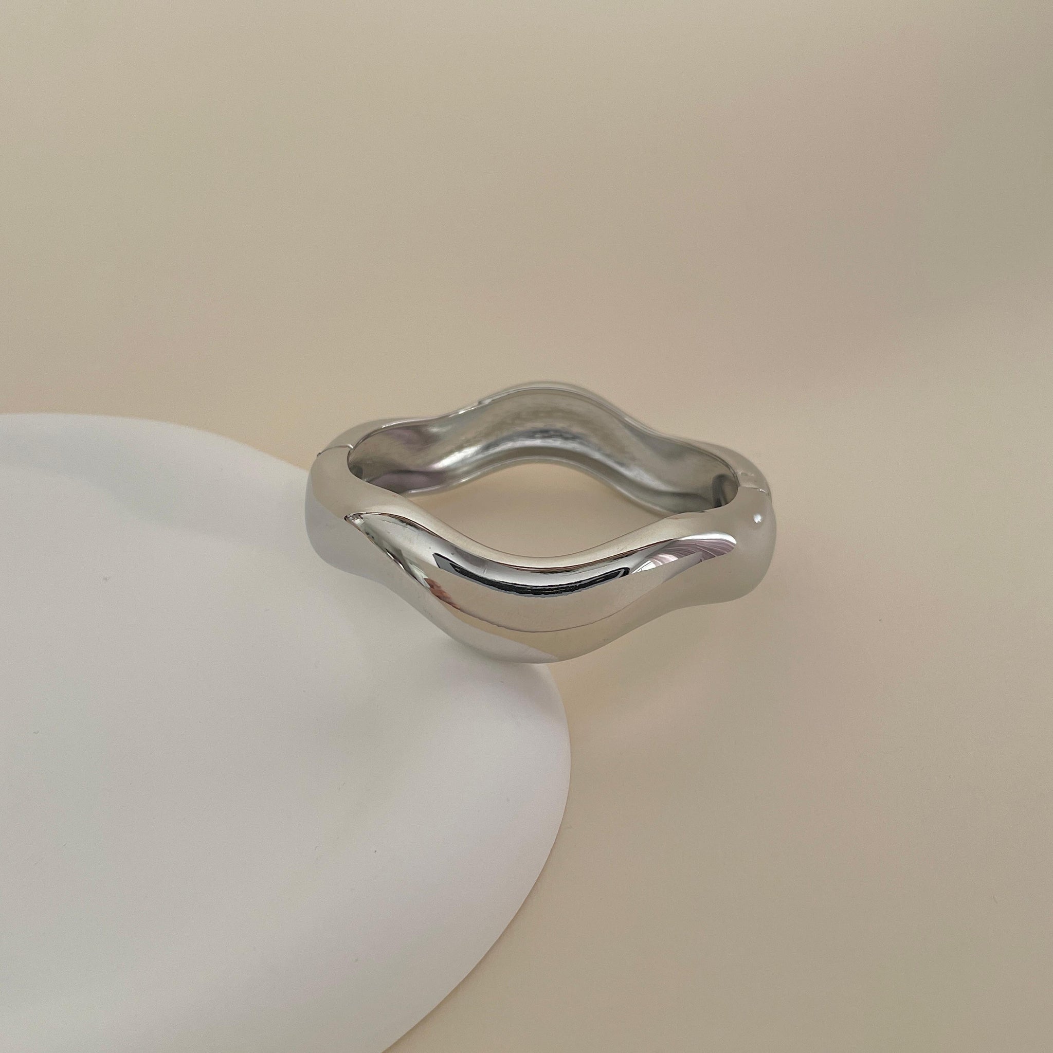 Pulseira bracelete largo ondulado com banho de ródio branco