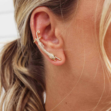 Brinco ear cuff leopardo cravejado dourado