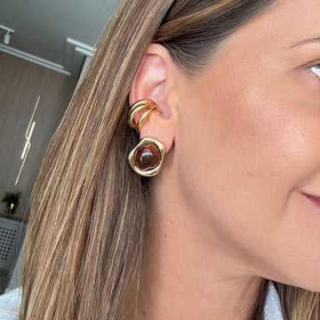 Brinco orgânico resina marrom com entorno base dourada banhada em ouro 18k