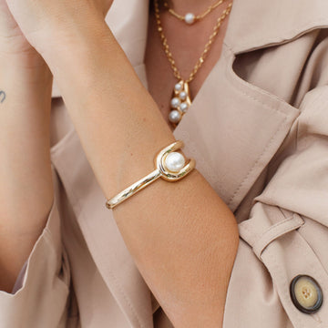 Pulseira bracelete dupla com pérola com banho de ouro 18k