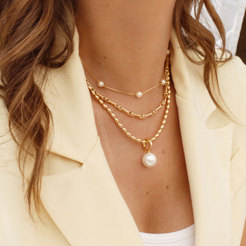 Colar elos detalhe esfera com banho de ouro 18k