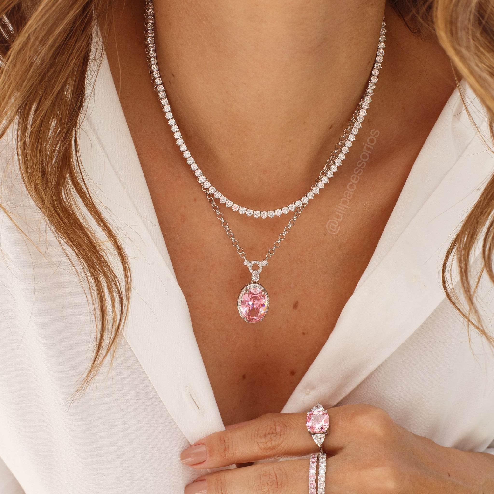 Colar oval rosa luxo entorno cravejado com banho de ródio branco