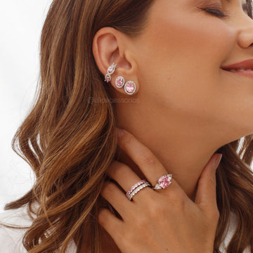 Brinco oval maior com zircônia rosa entorno cravejado com banho de ródio branco