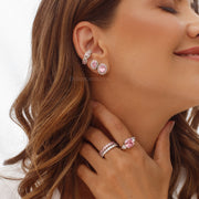 Brinco oval maior com zircônia rosa entorno cravejado com banho de ródio branco