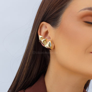 Brinco ear cuff maxi triângulos lisos luxo com banho de ouro 18k
