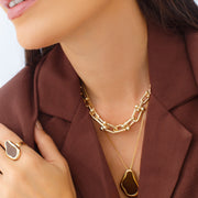 Colar orgânico com resina marrom e banho de ouro 18k