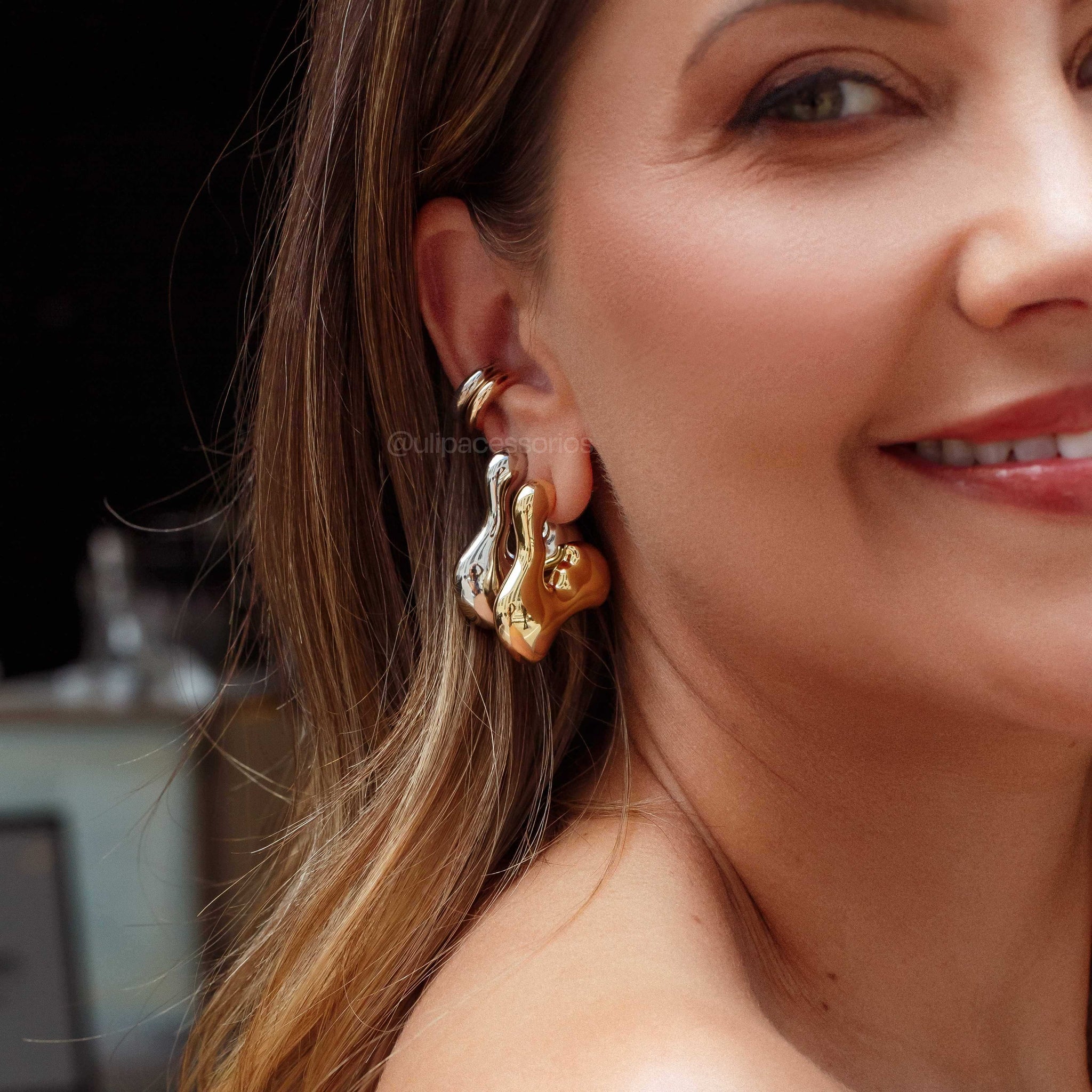 Brinco argola orgânica Vitória com banho de ouro 18k