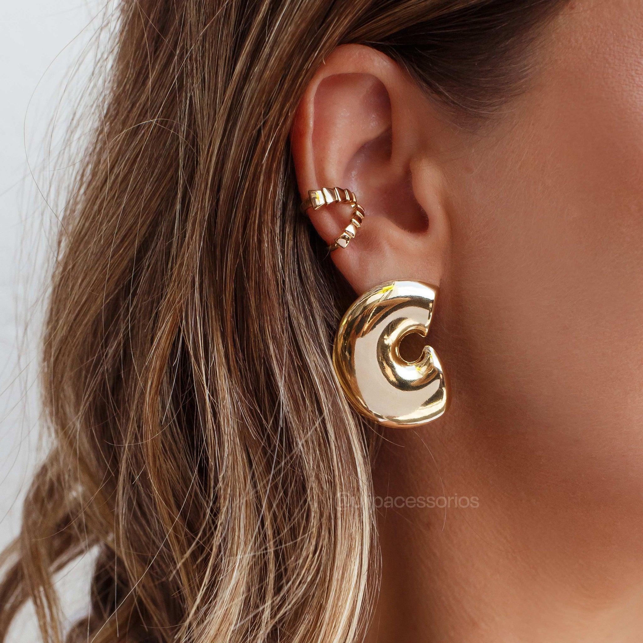 Brinco C bold com banho de ouro 18k