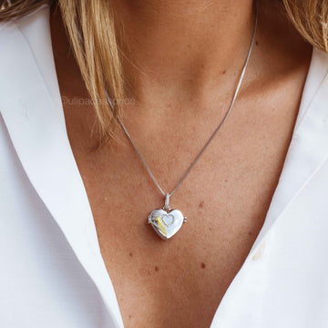 Colar relicário coração cravejado com banho de ródio branco