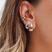 Brinco ear hook gota lisa com banho de ouro 18k