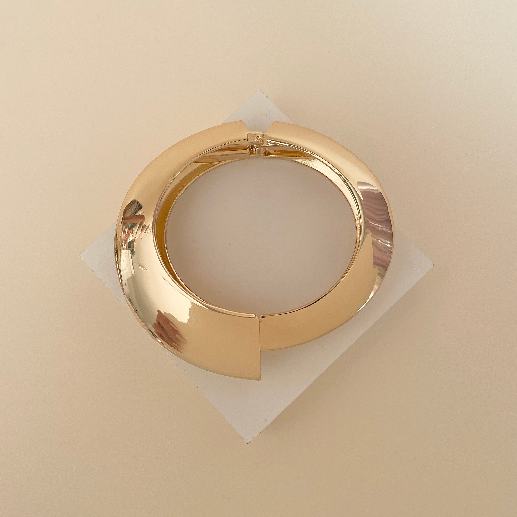 Pulseira maxi bracelete liso com detalhe alto e banho de ouro 18k