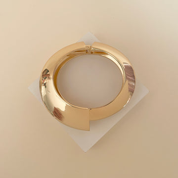 Pulseira maxi bracelete liso com detalhe alto e banho de ouro 18k