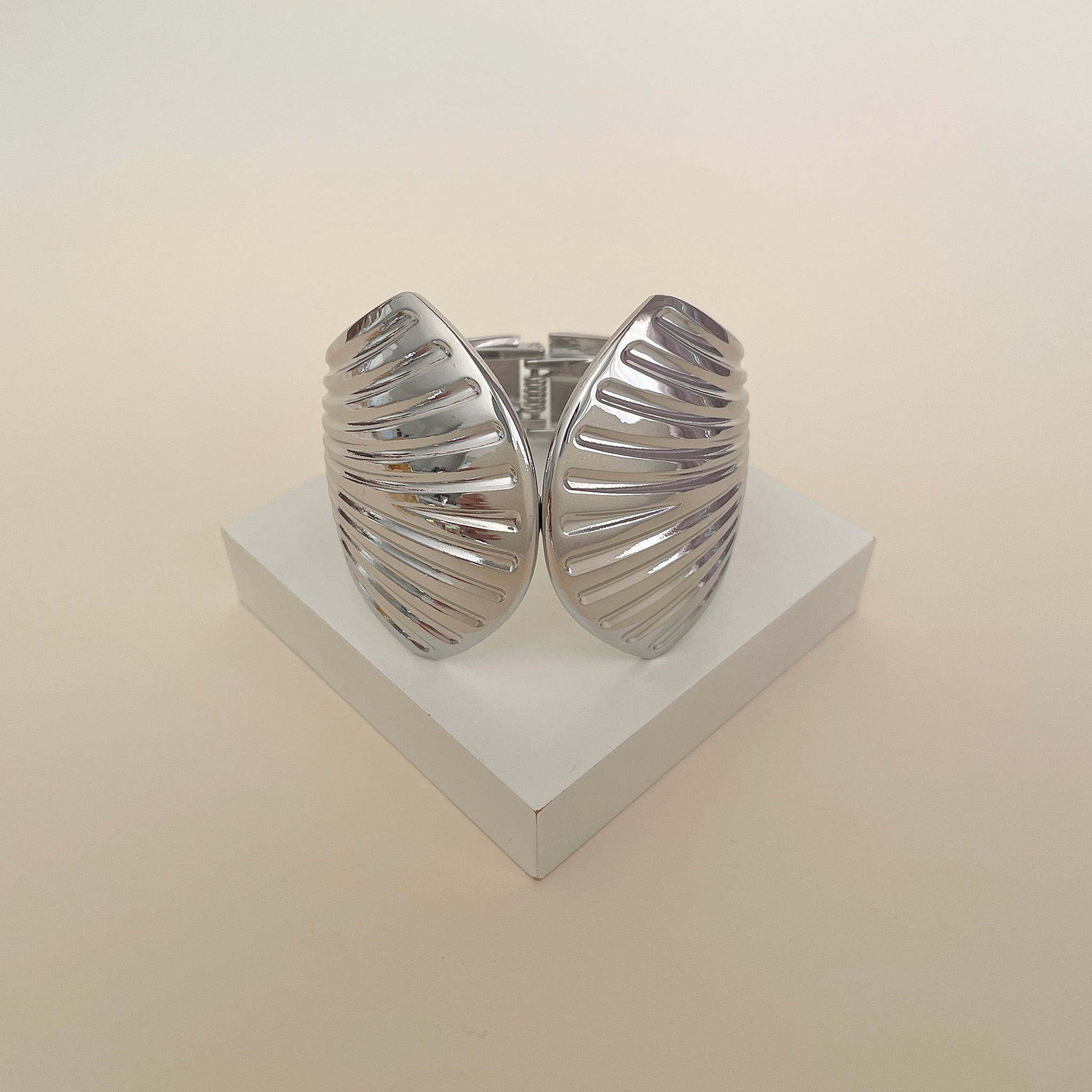 Pulseira maxi bracelete concha com banho de ródio branco