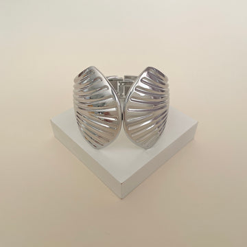 Pulseira maxi bracelete concha com banho de ródio branco