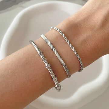 Pulseira laminada trabalhada com banho de ródio branco