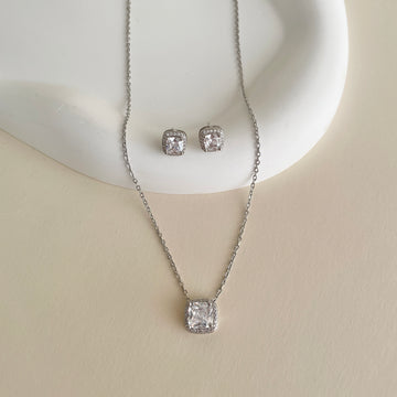 Conjunto quadrado entorno cravejado cristal com banho de ródio branco