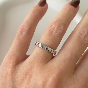 Anel aliança quadrada com detalhes com banho de ródio branco